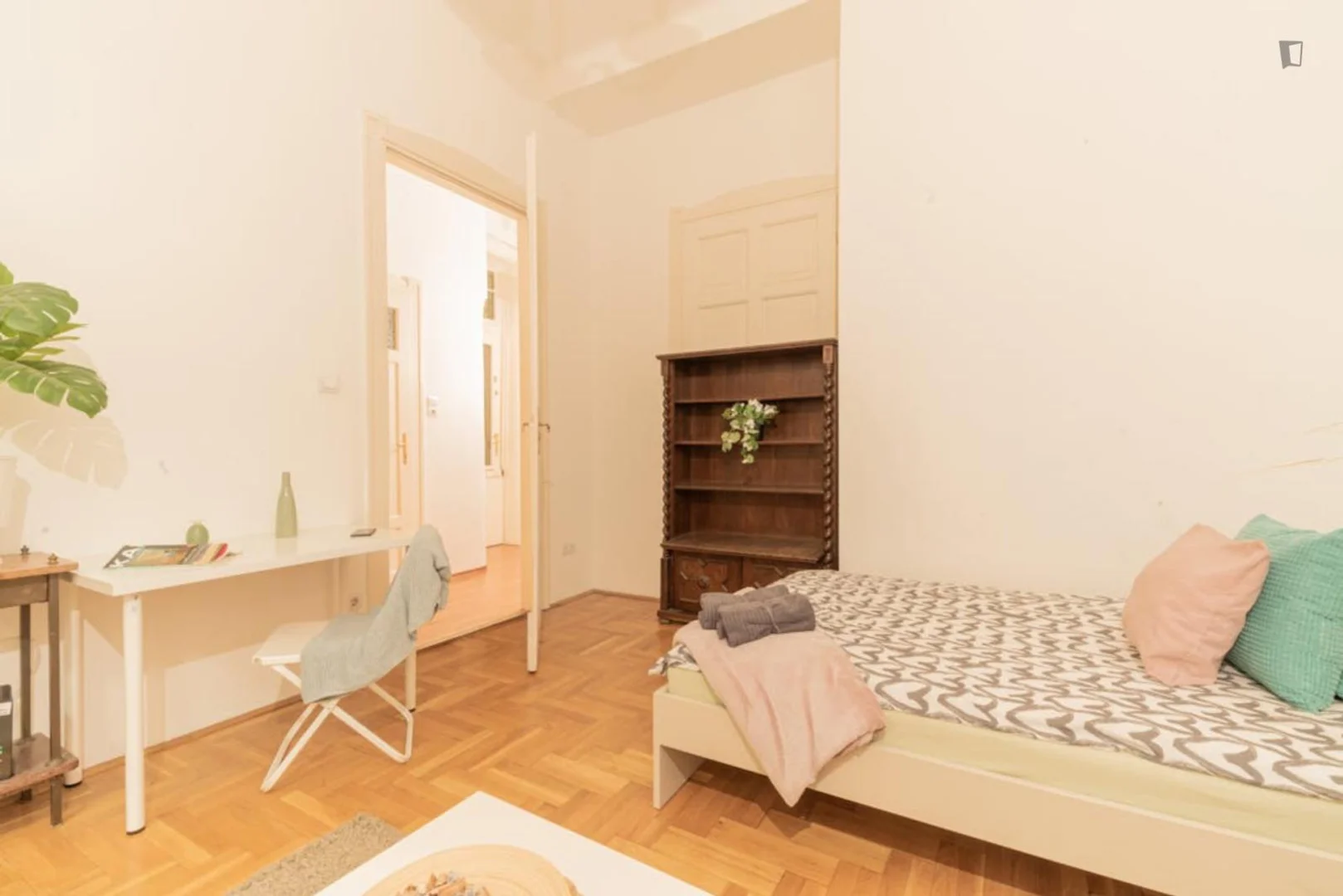 Chambre d'étudiant à  avec espace d'étude et installations communes