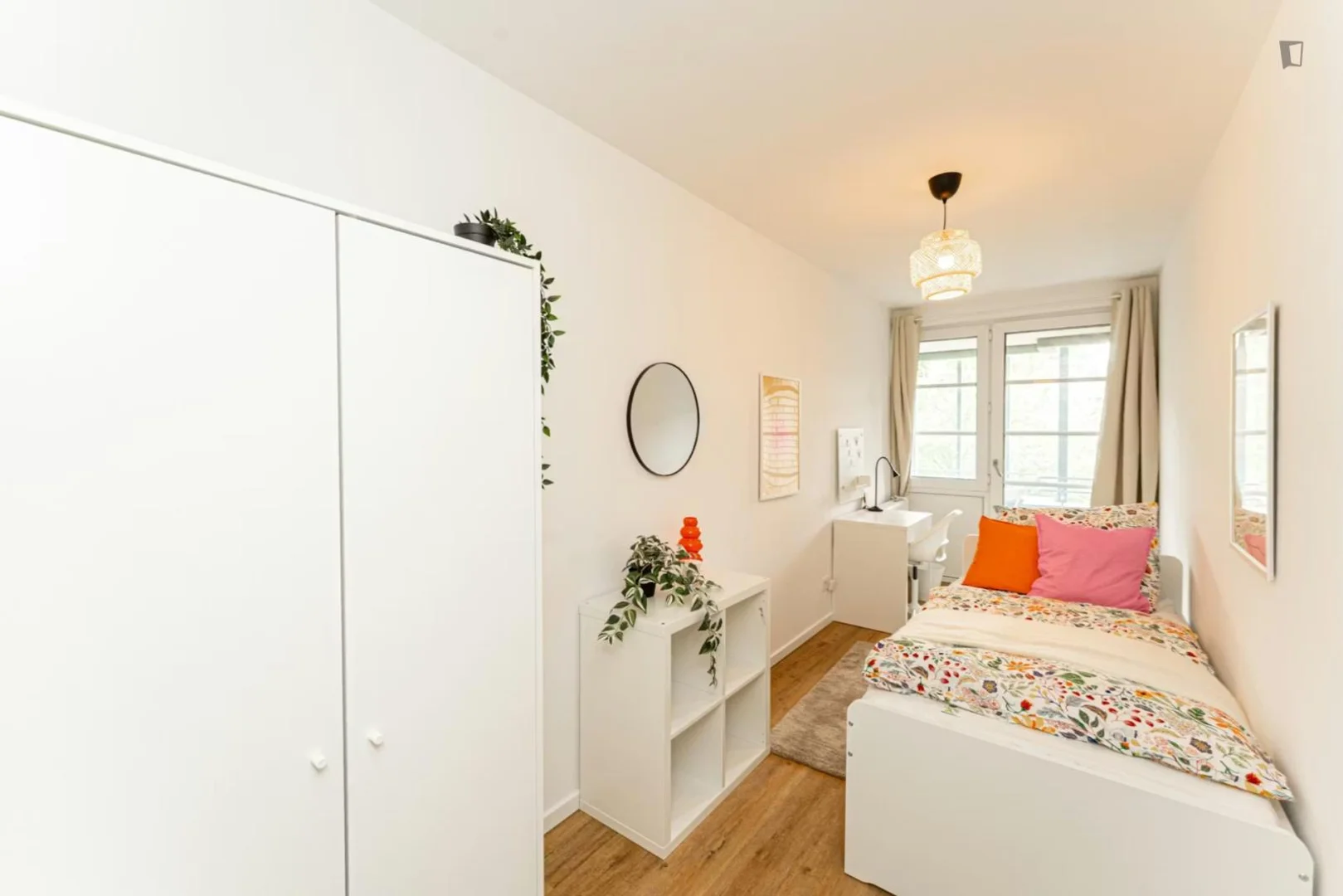 Quarto de estudante em  com área de estudo e instalações partilhadas