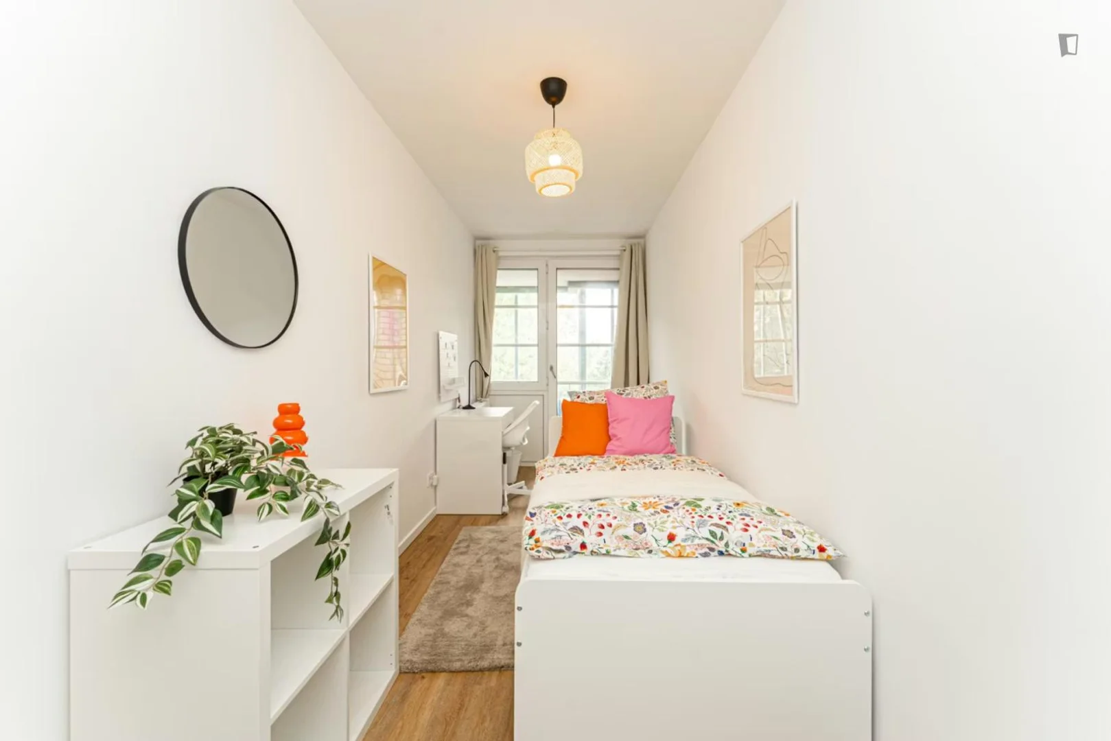 Quarto acessível para estudantes com iluminação ampla em 