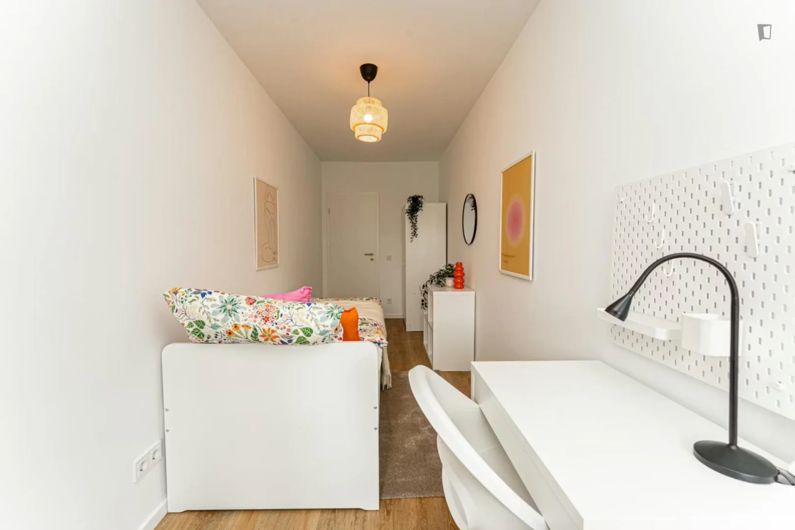 Quarto de estudante confortável e espaçoso em 