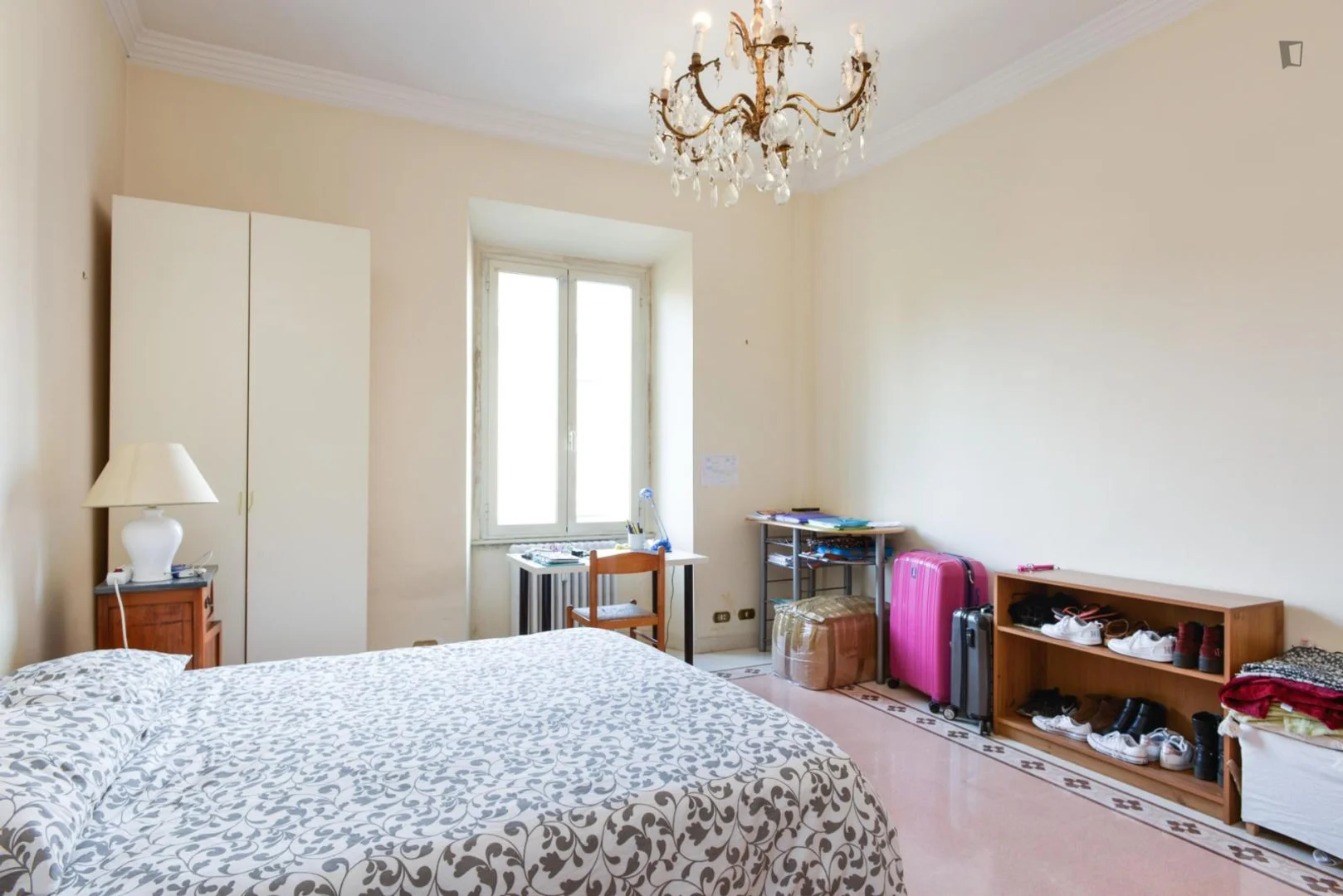 Chambre d'étudiant à  avec espace d'étude et installations communes