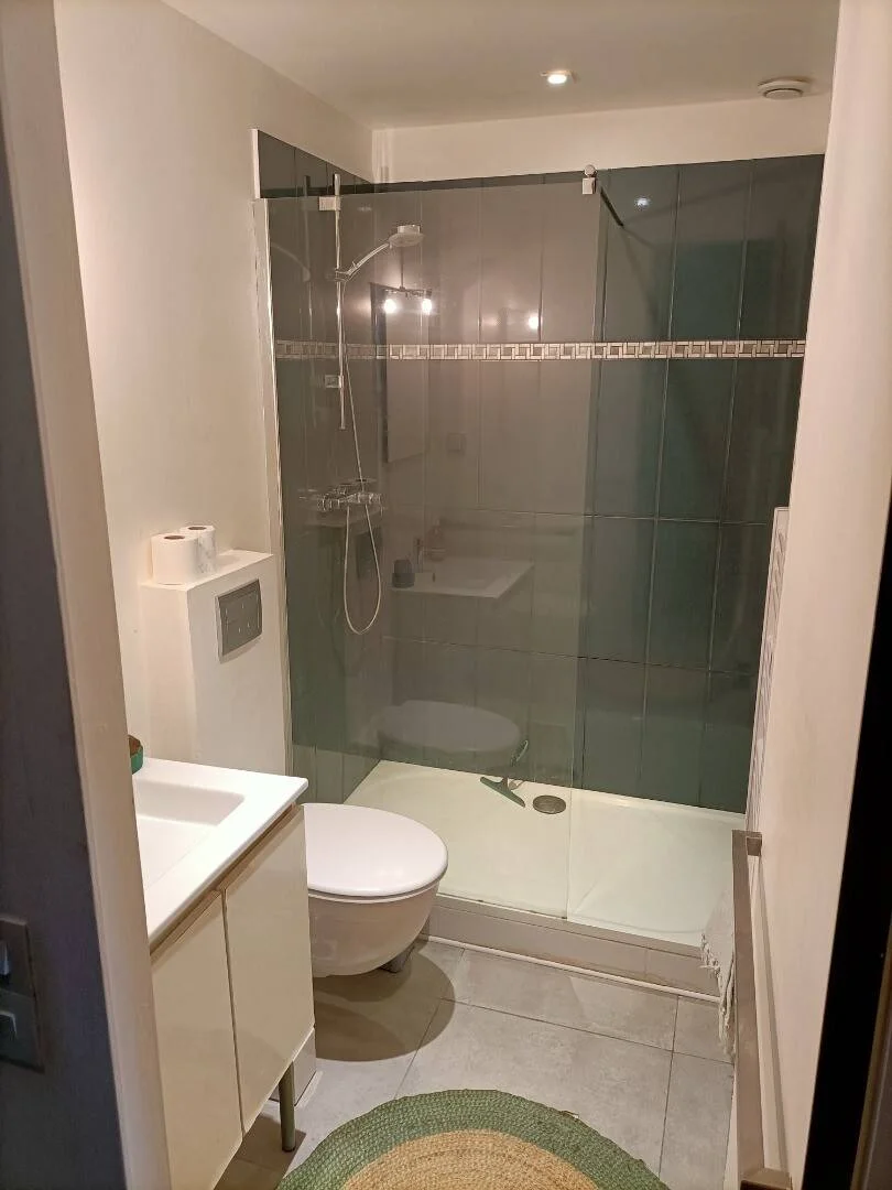 Habitación estudiantil luminosa y aireada con fácil acceso a la universidad en 