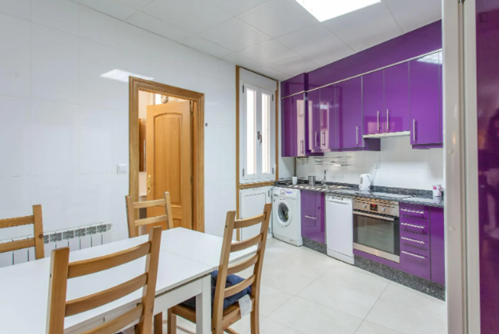 'de öğrenci dairesinde, tamamen mobilyalı kiralık oda