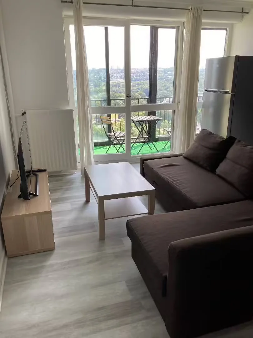 Chambre d'étudiant à  avec espace d'étude et installations communes