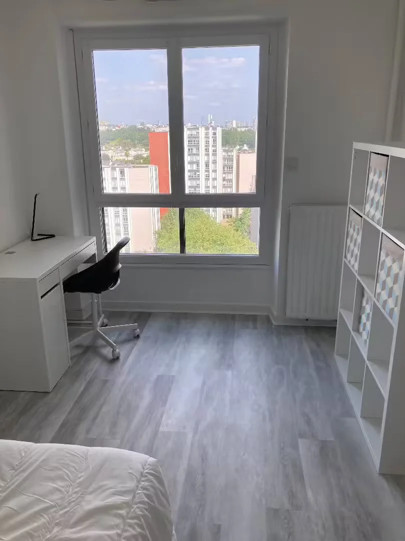 Chambre d'étudiant lumineuse et aérée avec accès facile à l'université dans 