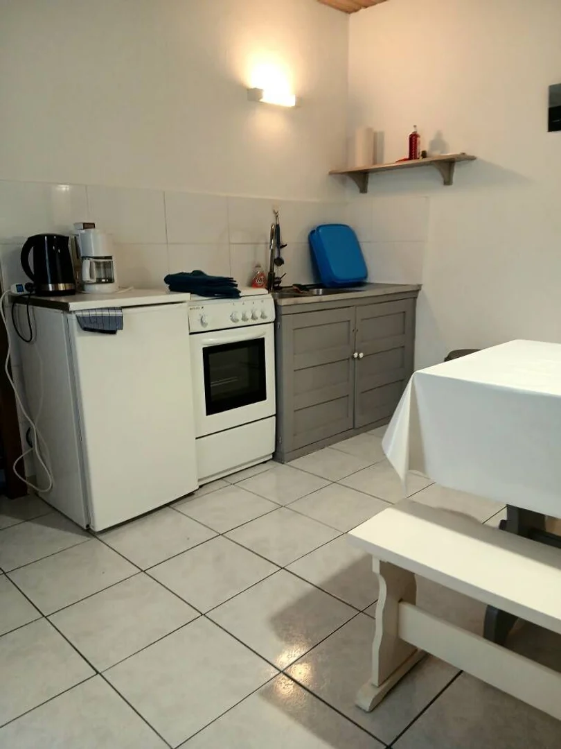 Chambre d'étudiant à  avec espace d'étude et installations communes