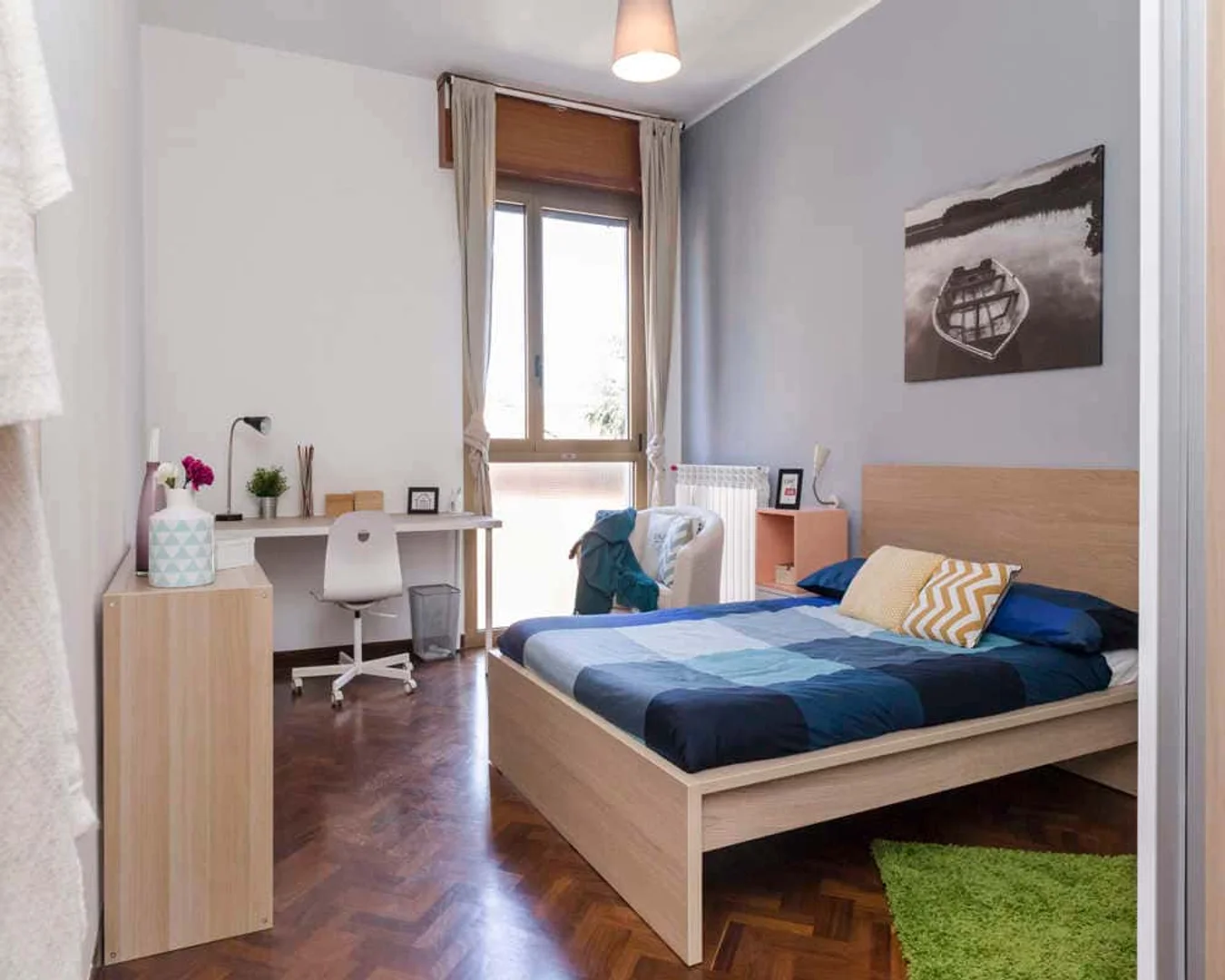 Quarto de estudante em com área de estudo e instalações partilhadas