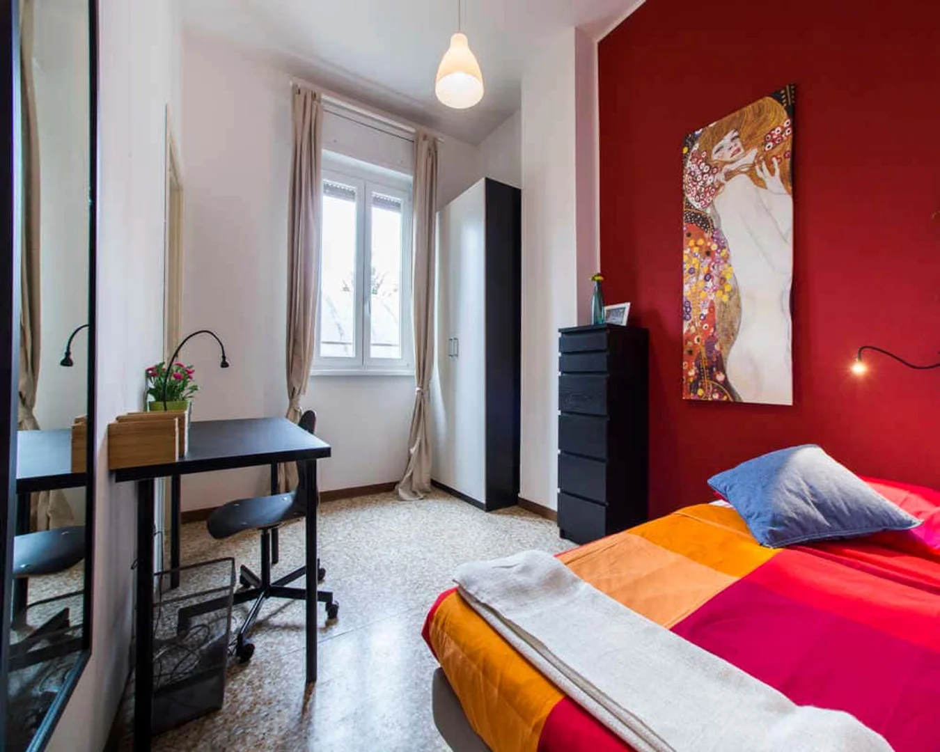 Functional student room perfect for studying in 