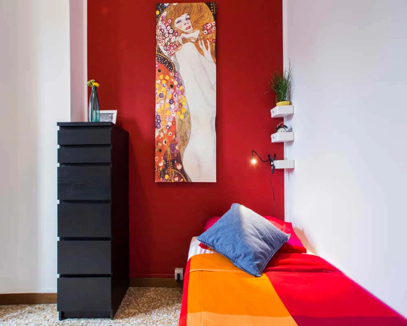 Comfortable and spacious student room in 