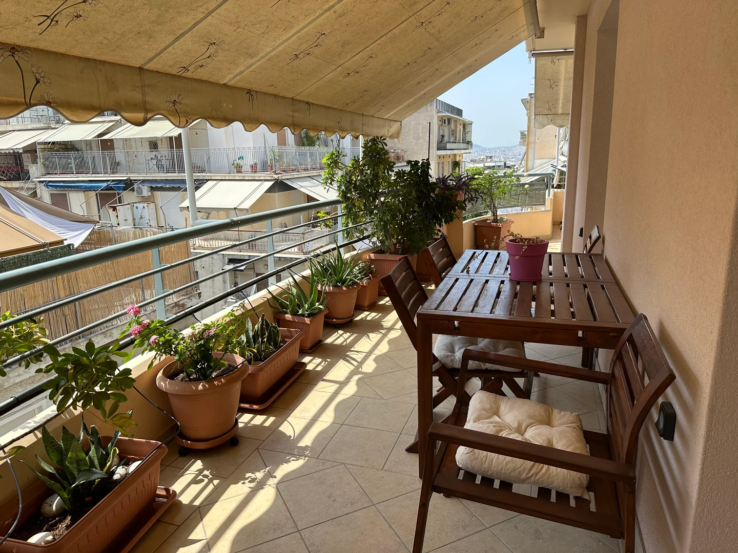 'da öğrenciler için yeterli aydınlatmaya sahip uygun fiyatlı oda