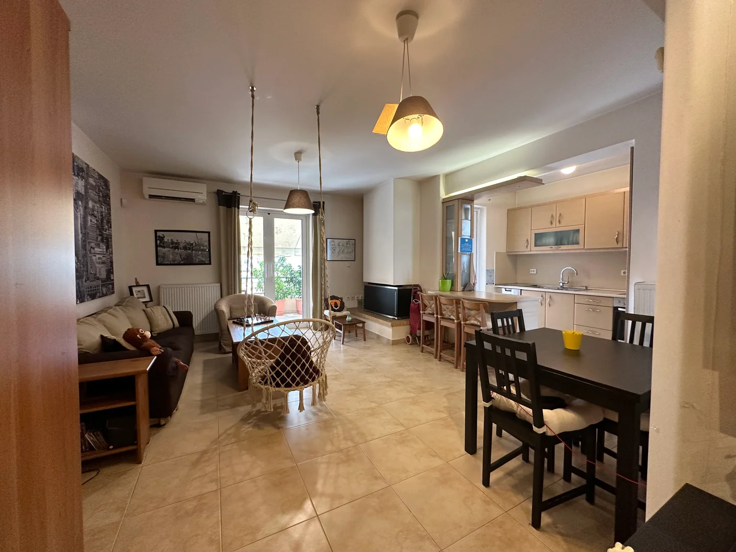 'da üniversiteye kolay erişime sahip aydınlık ve havadar öğrenci odası