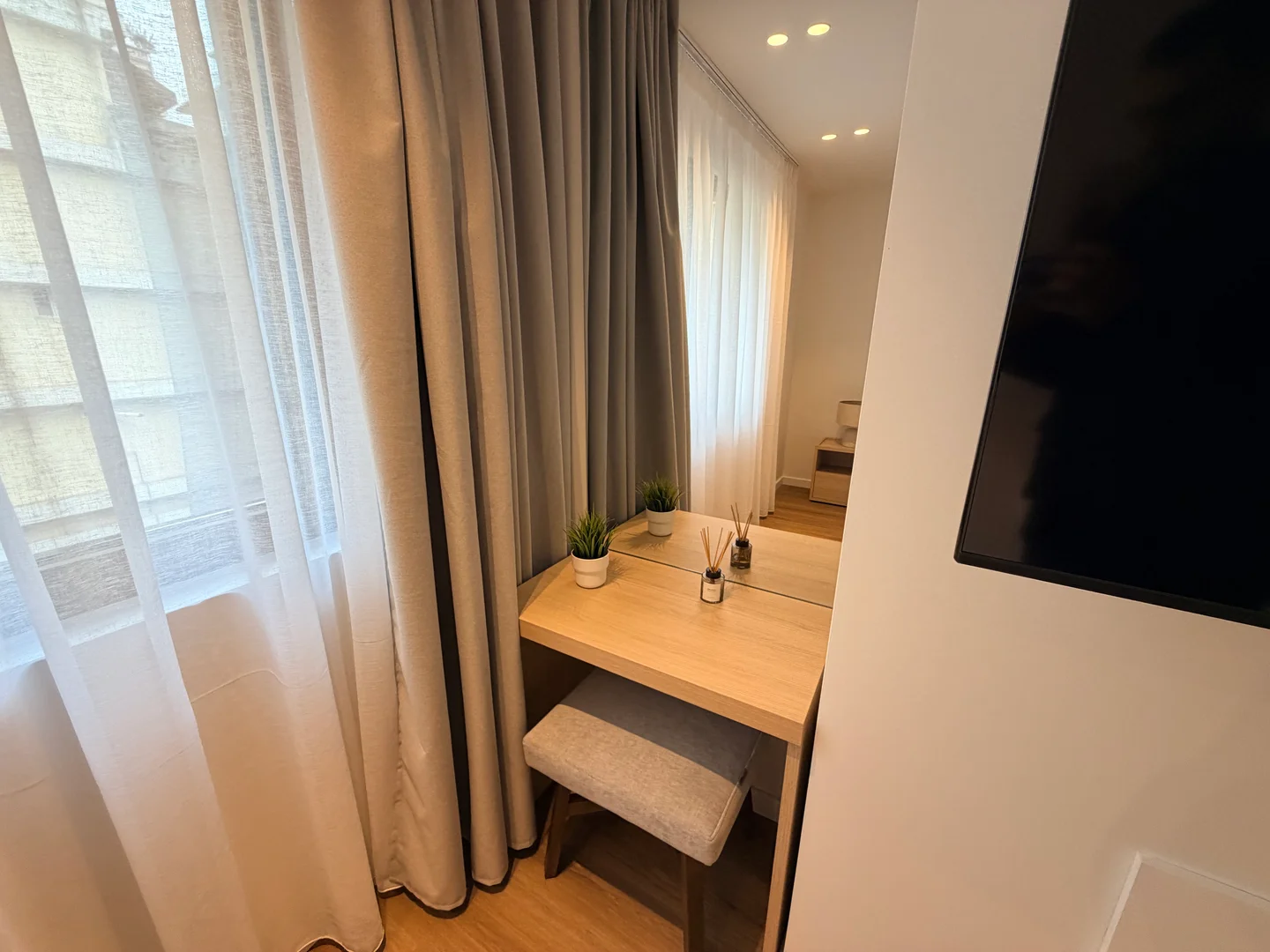 'de etkili düzene sahip minimalist öğrenci stüdyosu