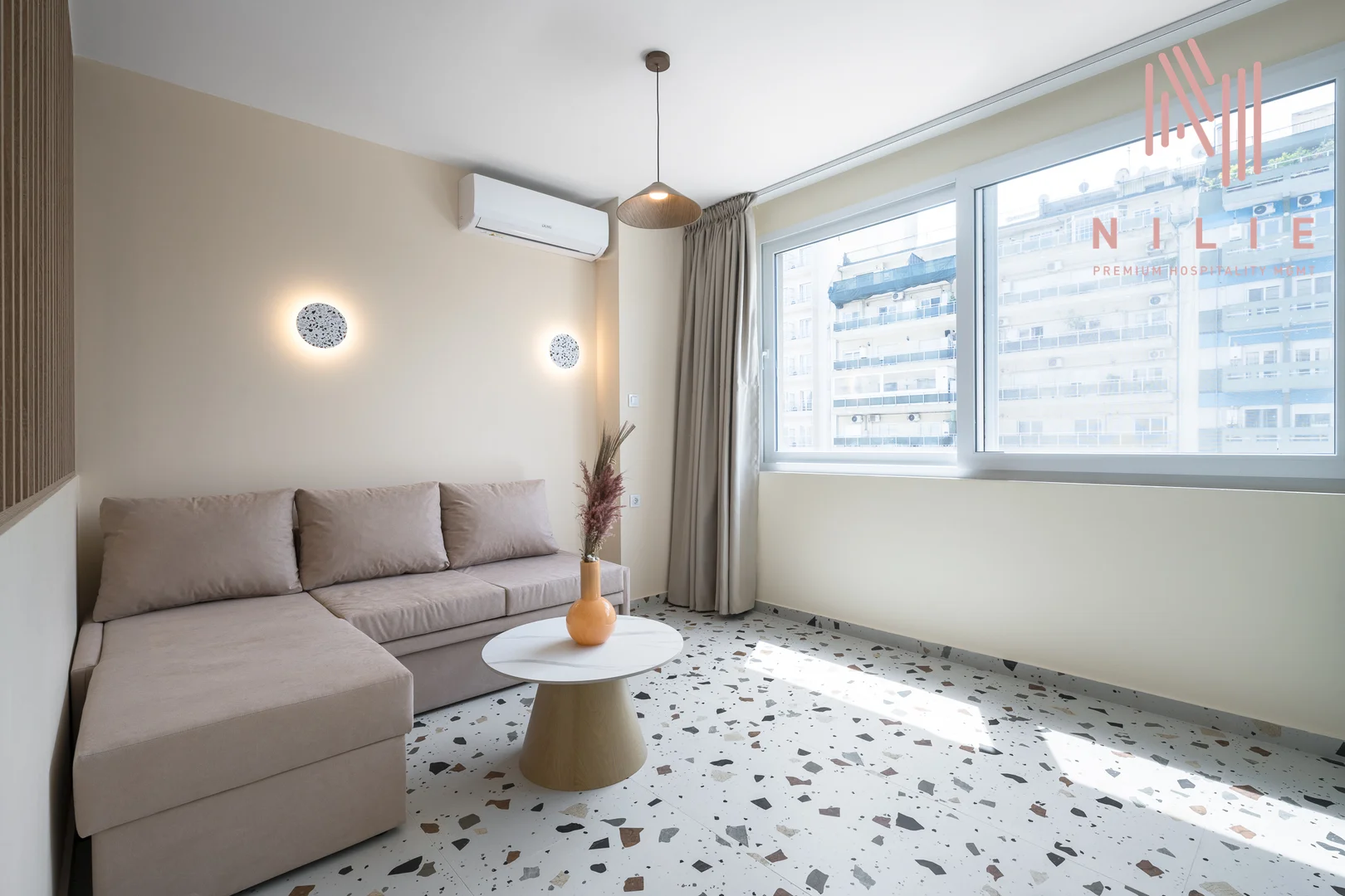 'de etkili düzene sahip minimalist öğrenci stüdyosu
