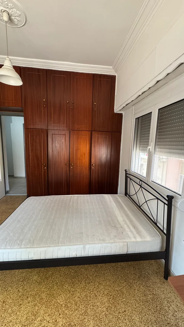 Studentenzimmer in  mit Arbeitsbereich und Gemeinschaftseinrichtungen