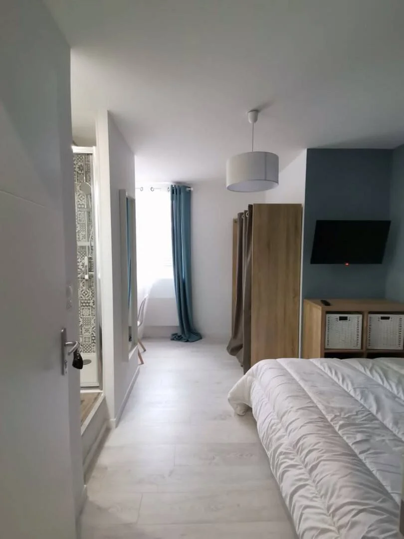 'da öğrenciler için yeterli aydınlatmaya sahip uygun fiyatlı oda