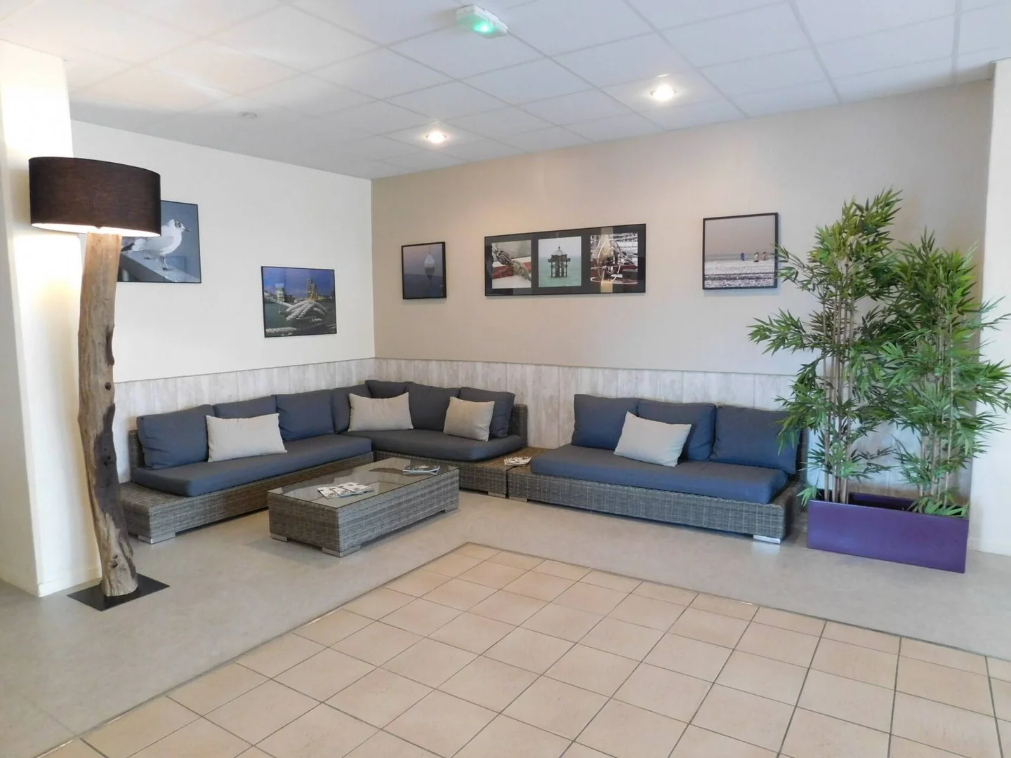 Chambre d'étudiant à  avec espace d'étude et installations communes