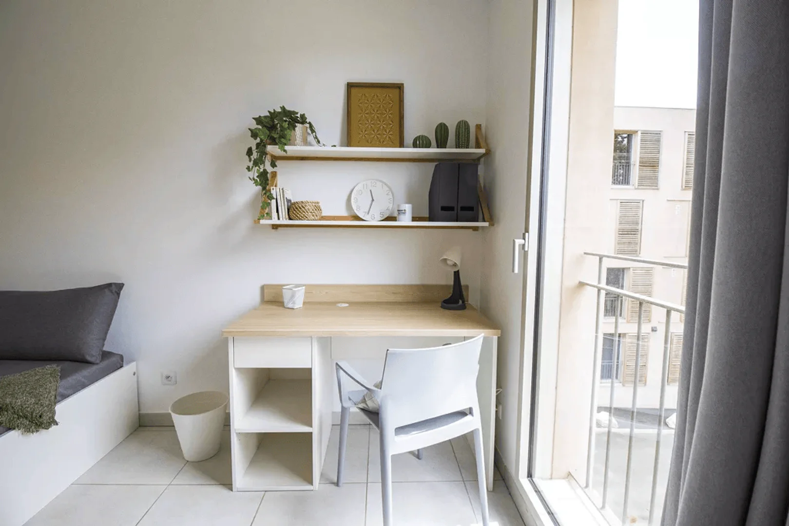 Quarto de estudante confortável e espaçoso em 