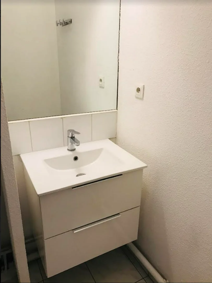 Chambre confortable pour étudiants disponible dans 