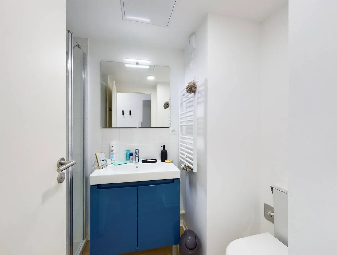 Functional student room perfect for studying in 