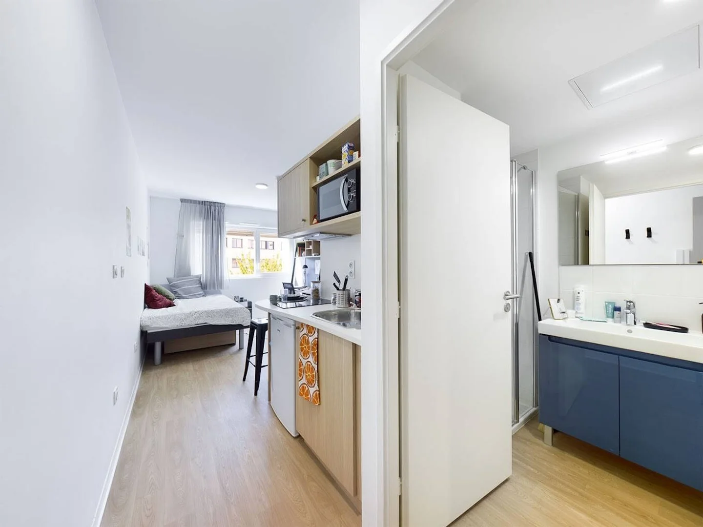 Bright and airy student room with easy university access in 