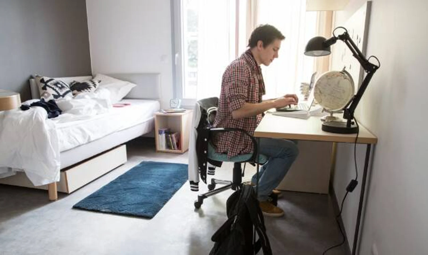 Chambre conviviale pour les étudiants dans  avec des équipements modernes