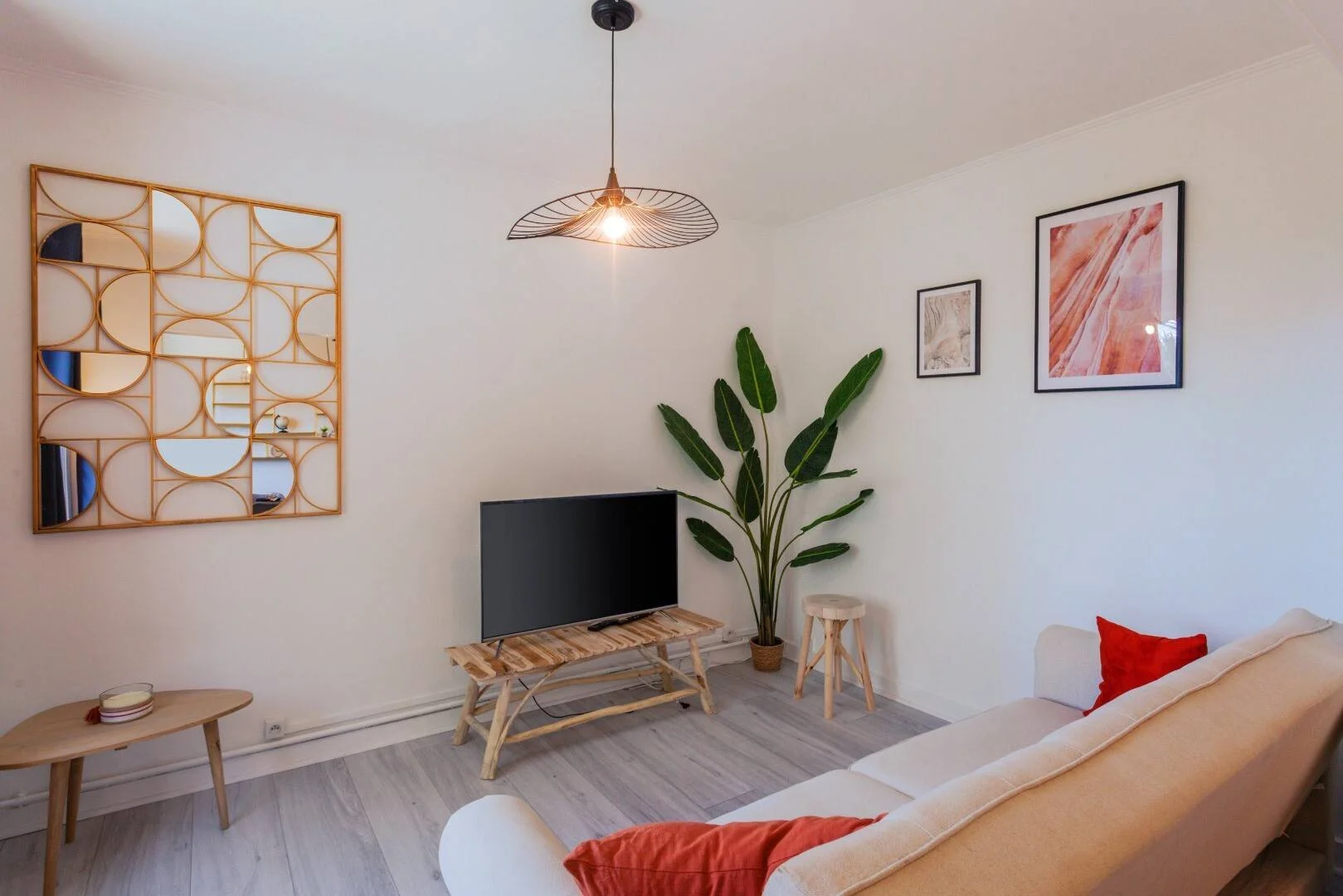 Quarto acessível para estudantes com iluminação ampla em 