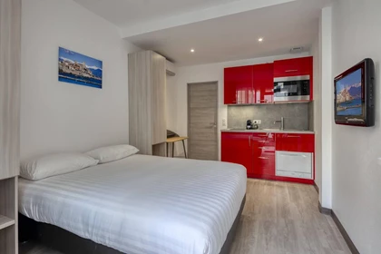 Chambre à louer dans un appartement en colocation à Antibes