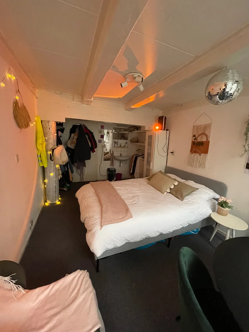 Pokój studencki w  z miejscem do nauki i wspólnymi udogodnieniami