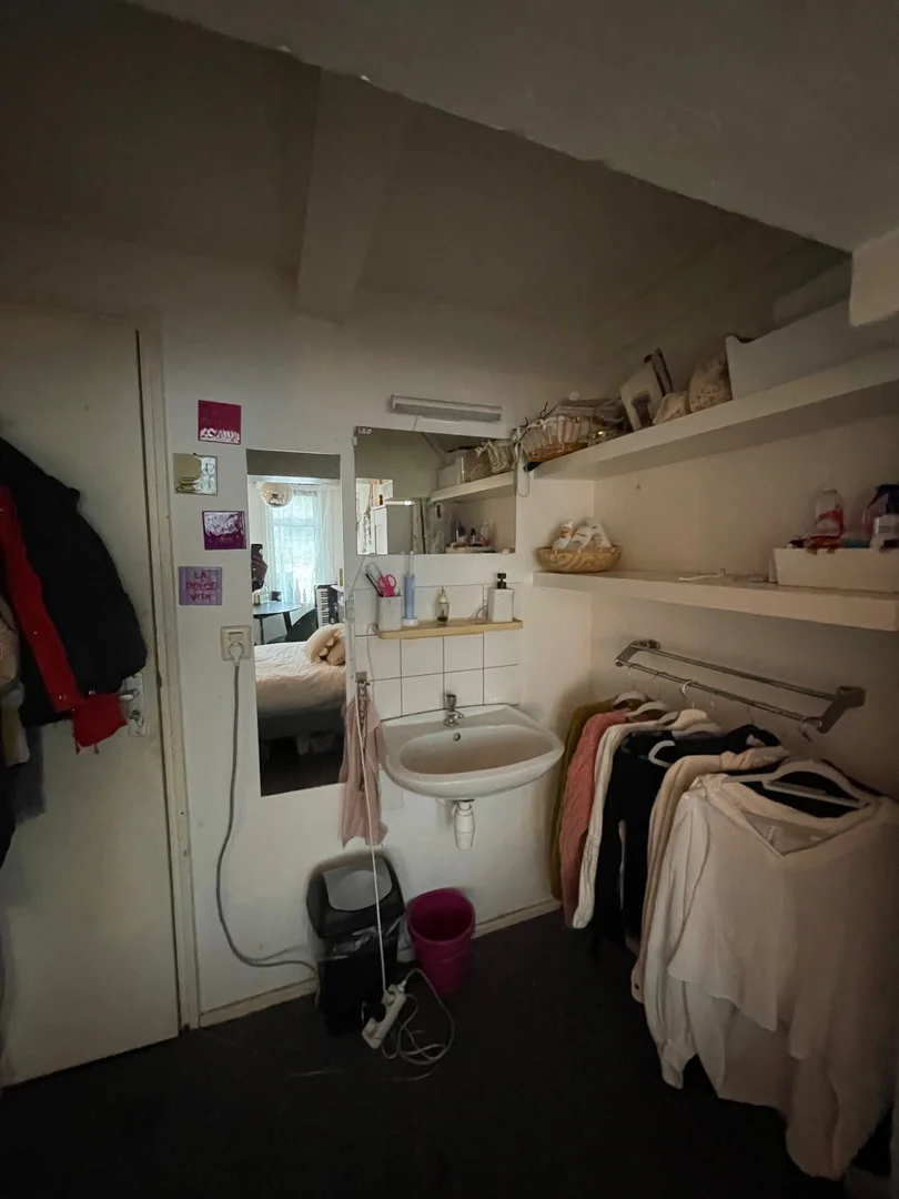 Funkcjonalny pokój studencki idealny do nauki w 