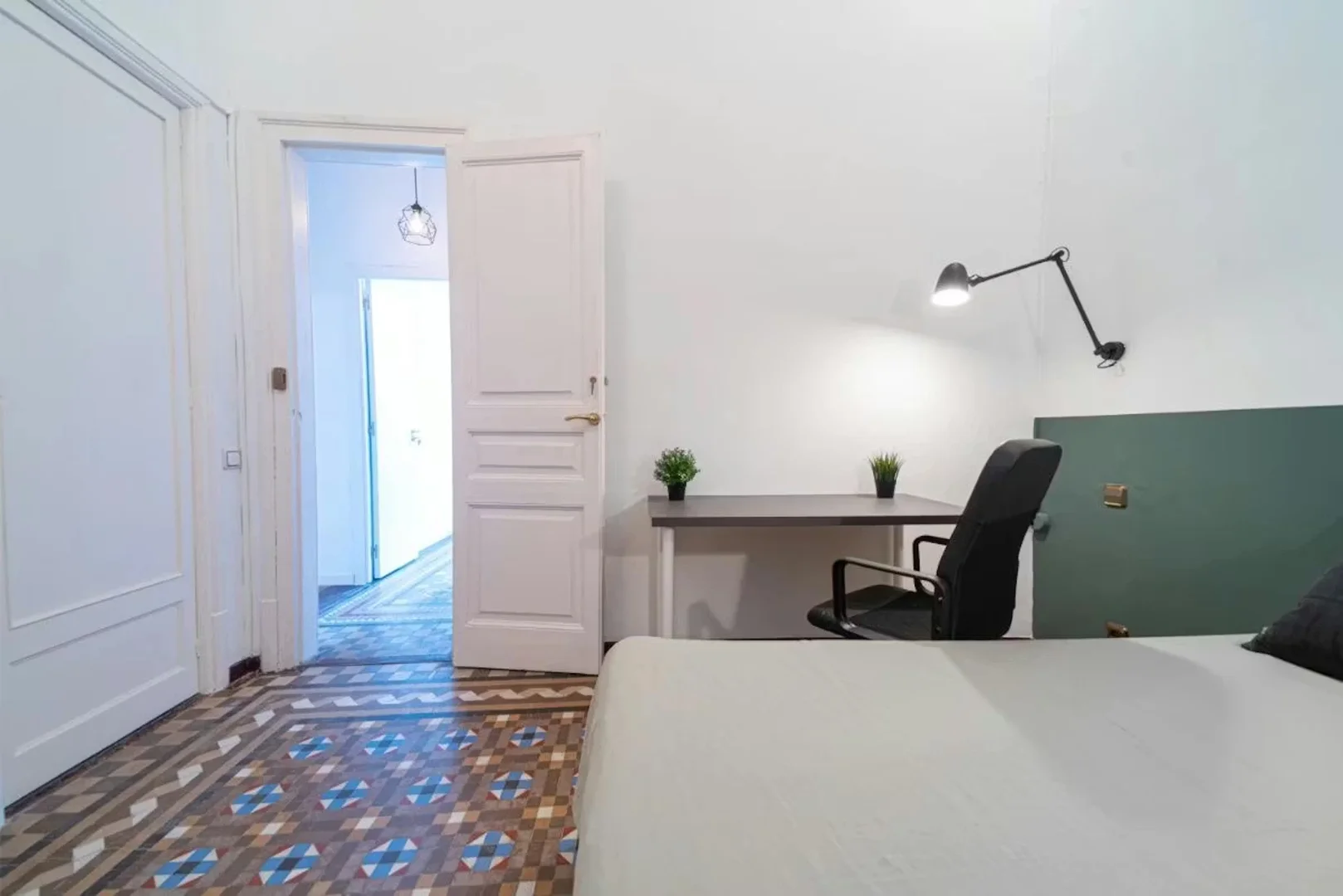 Habitación estudiantil amplia y cómoda en 