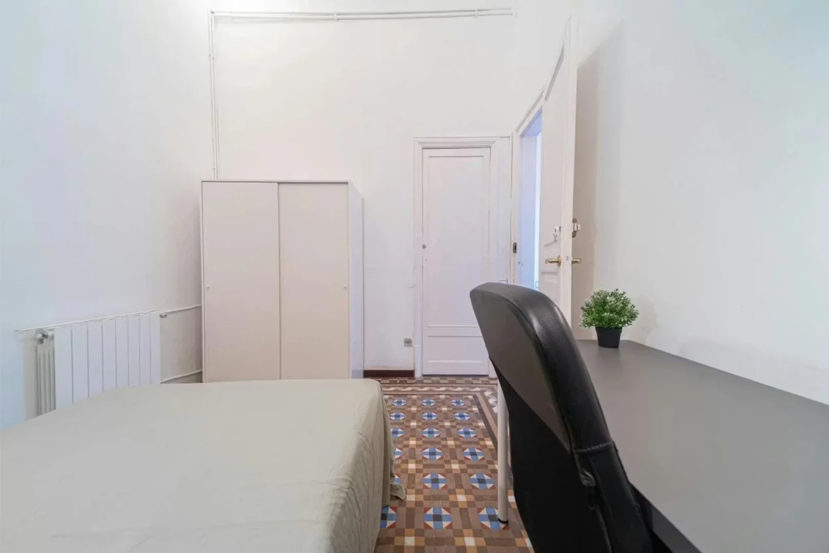 Habitación estudiantil amplia y cómoda en 