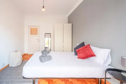 Habitación privada en Alameda das Linhas de Torres, imagen 1 de 10