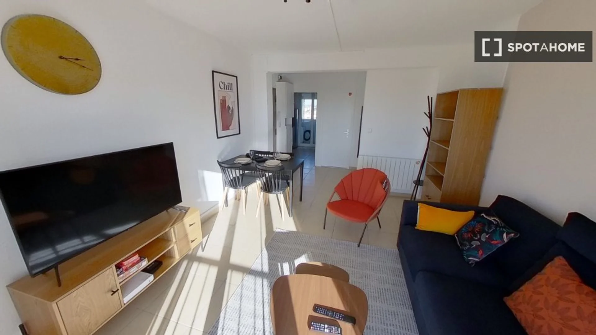 Studentenzimmer in  mit Arbeitsbereich und Gemeinschaftseinrichtungen