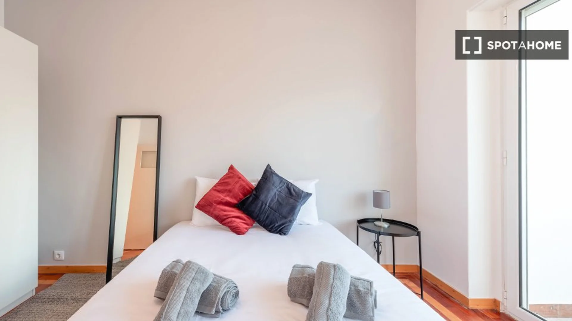 Stanza economica per studenti con ampia illuminazione in 