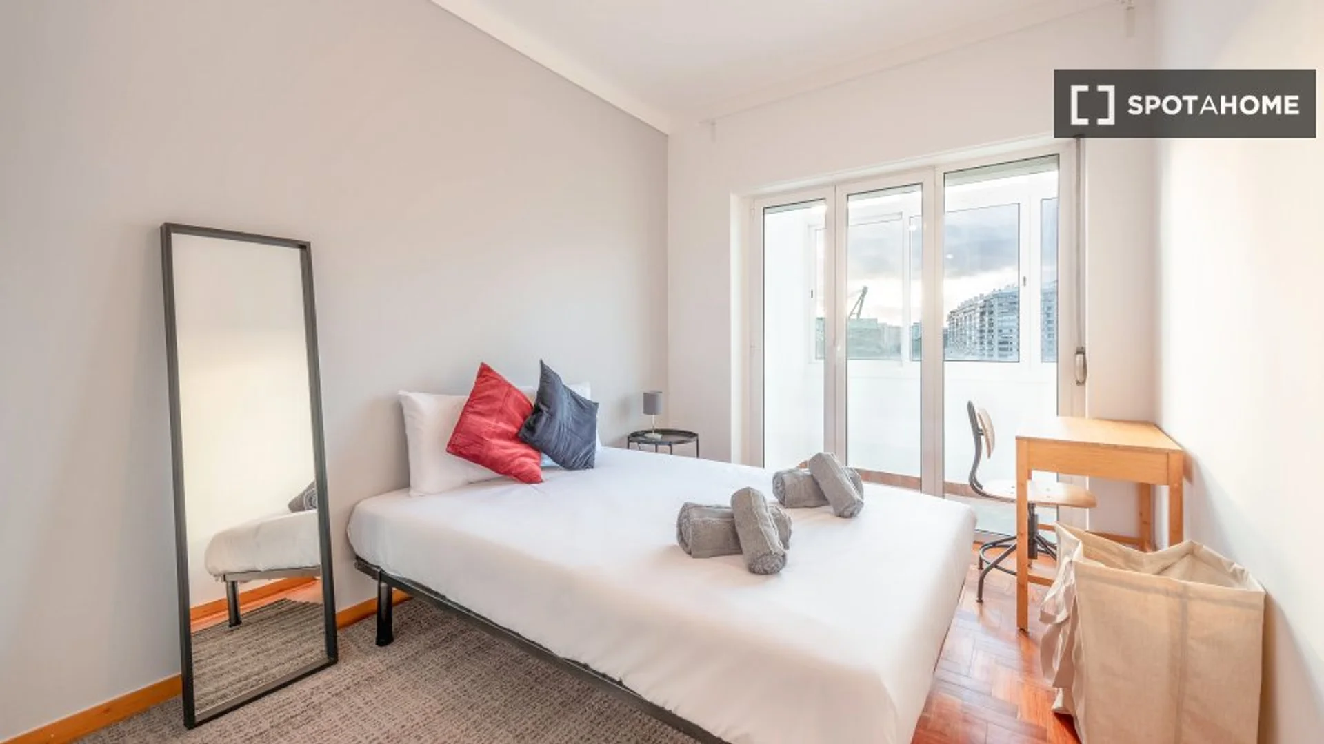 Stanza economica per studenti con ampia illuminazione in 