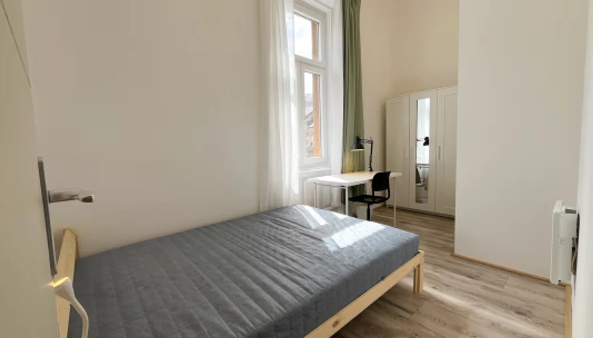 Funkcjonalny pokój studencki idealny do nauki w 