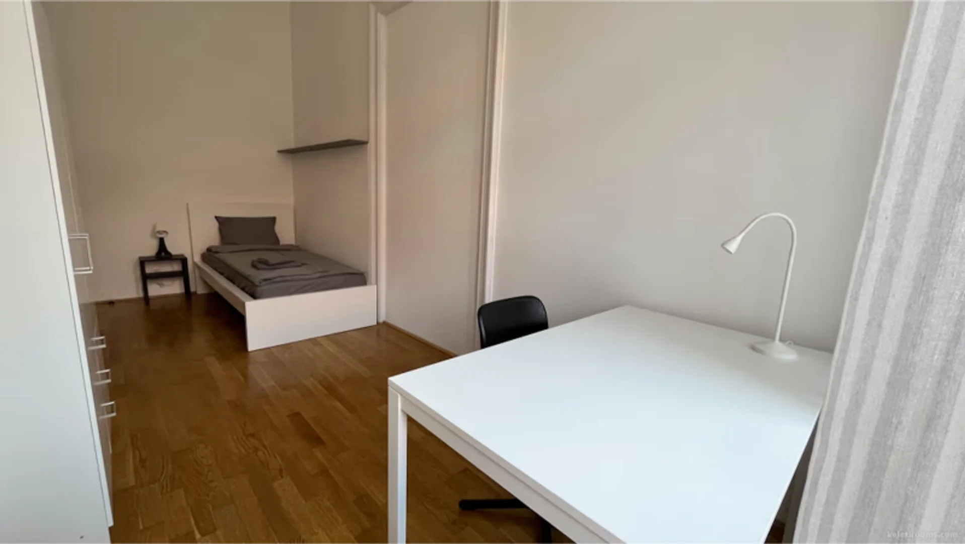 Quarto de estudante em  com área de estudo e instalações partilhadas