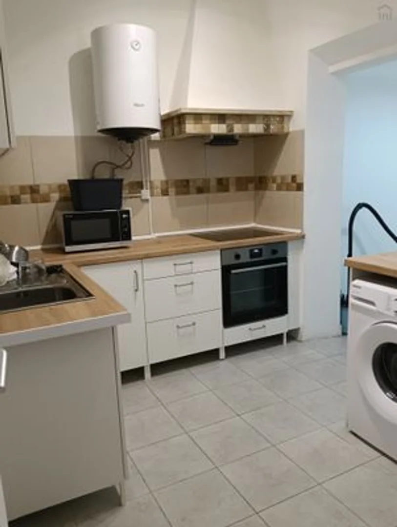 Quarto de estudante confortável e espaçoso em 