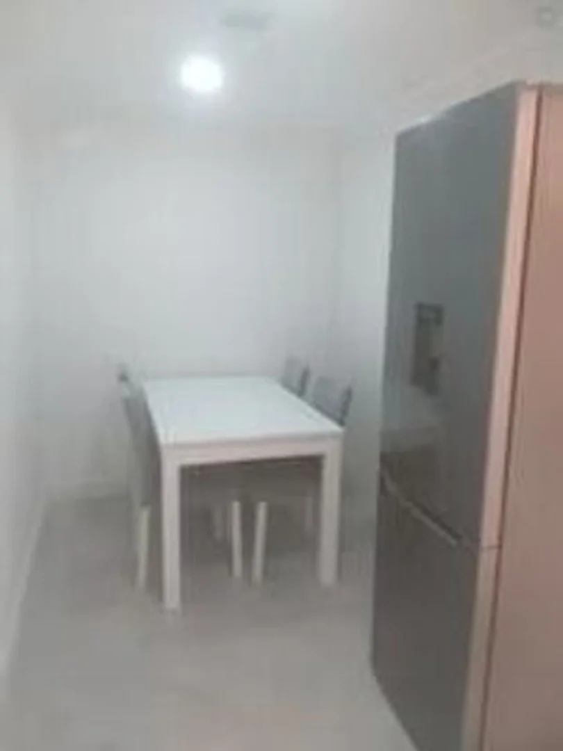 Quarto de estudante confortável e espaçoso em 