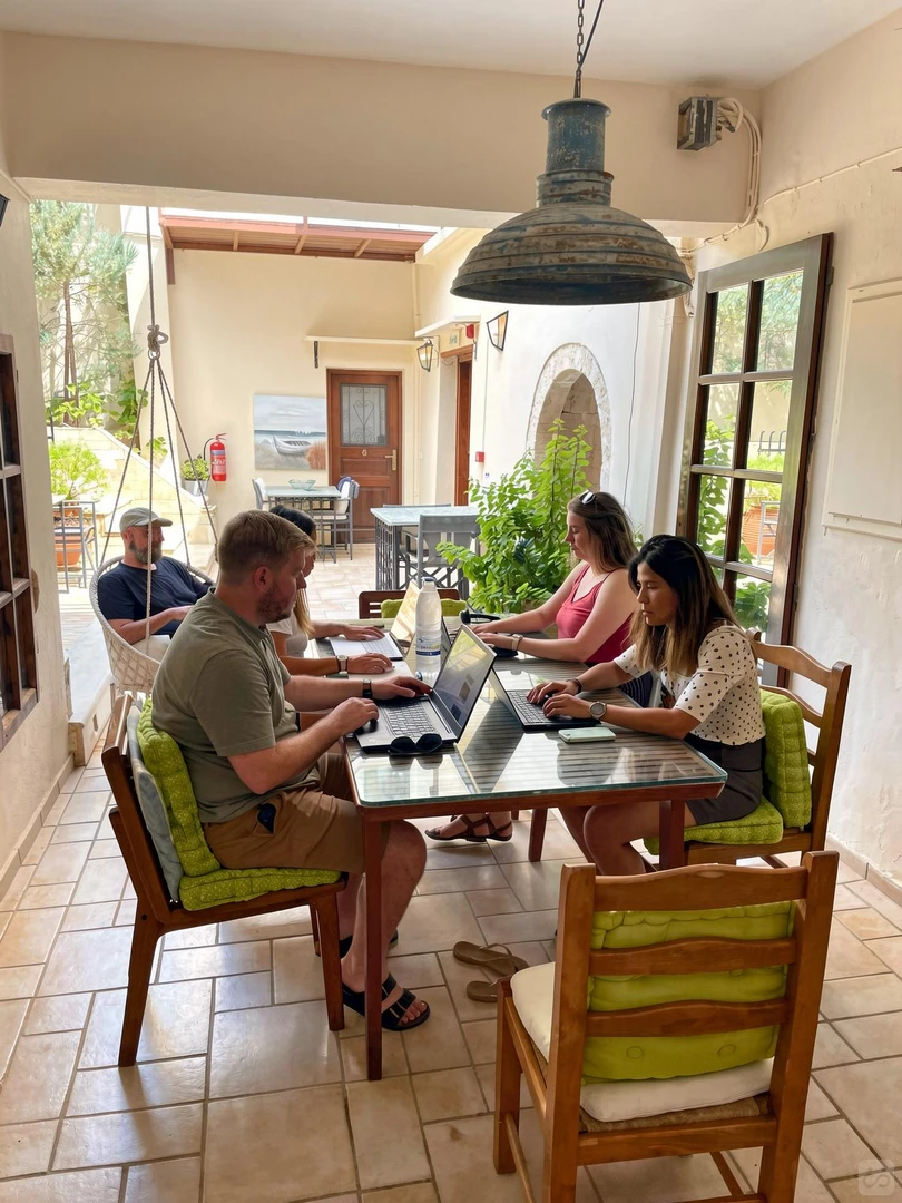 Stanza economica per studenti con ampia illuminazione in 