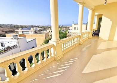 Habitación privada muy luminosa en Malta