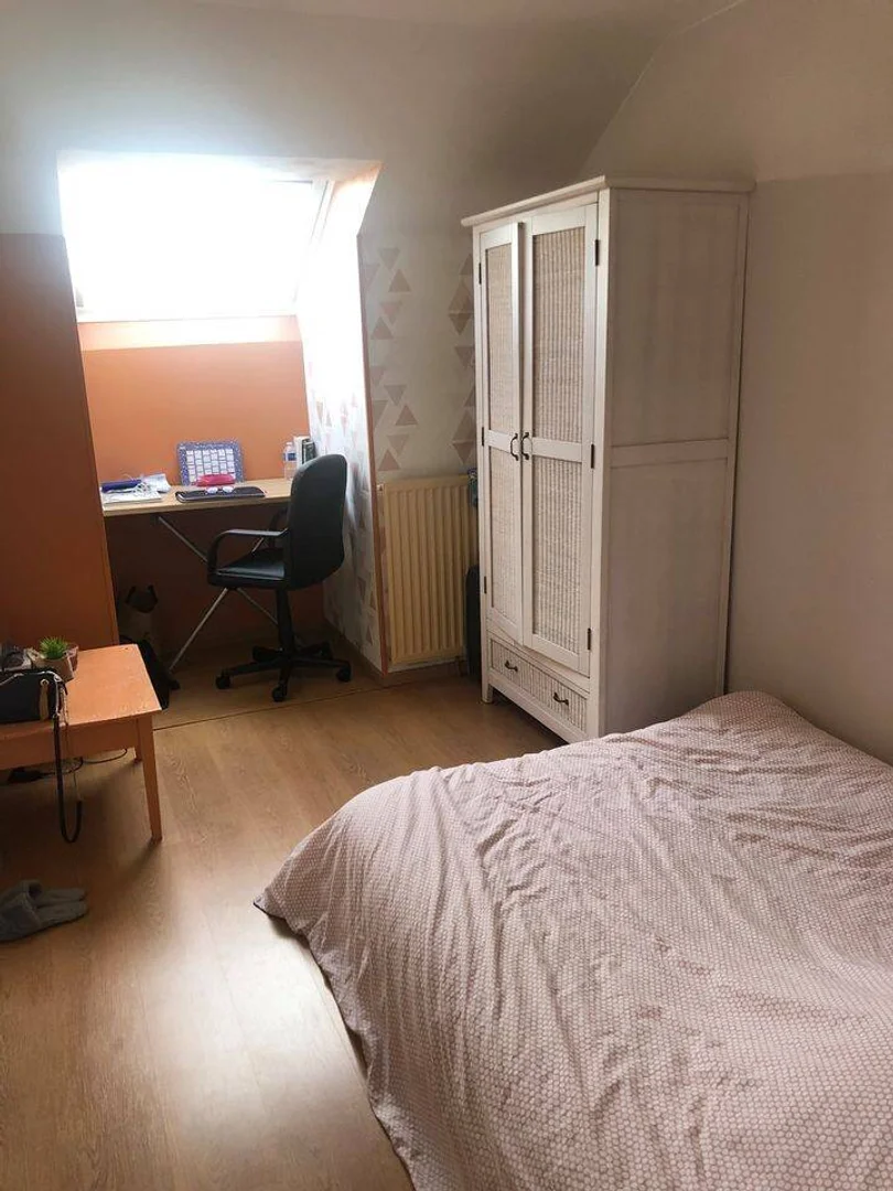 Studentenzimmer in  mit Arbeitsbereich und Gemeinschaftseinrichtungen