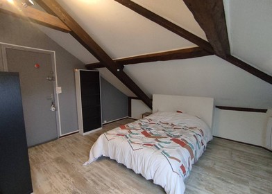 Cheap private room in Reims