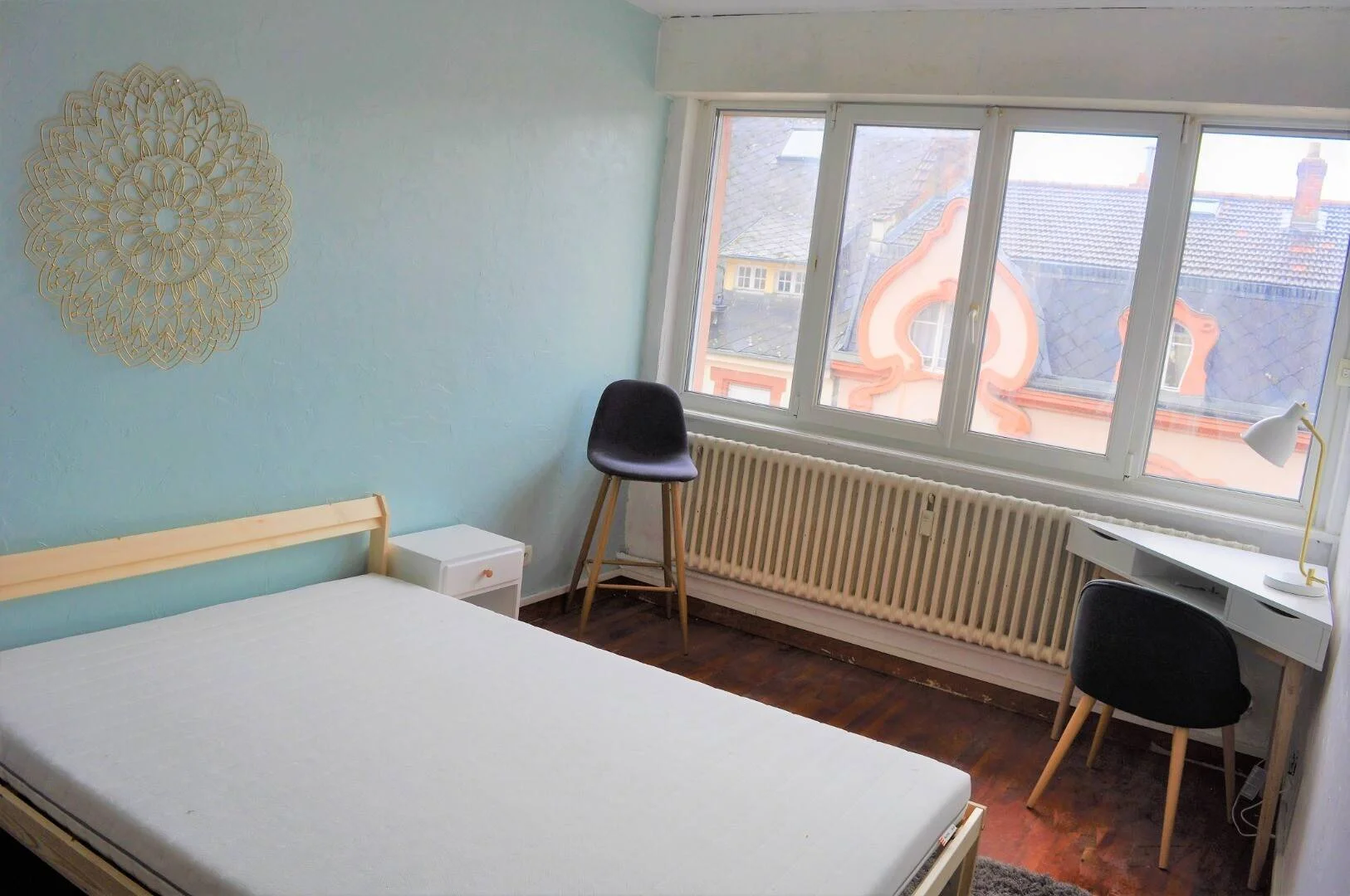 Quarto acessível para estudantes com iluminação ampla em 