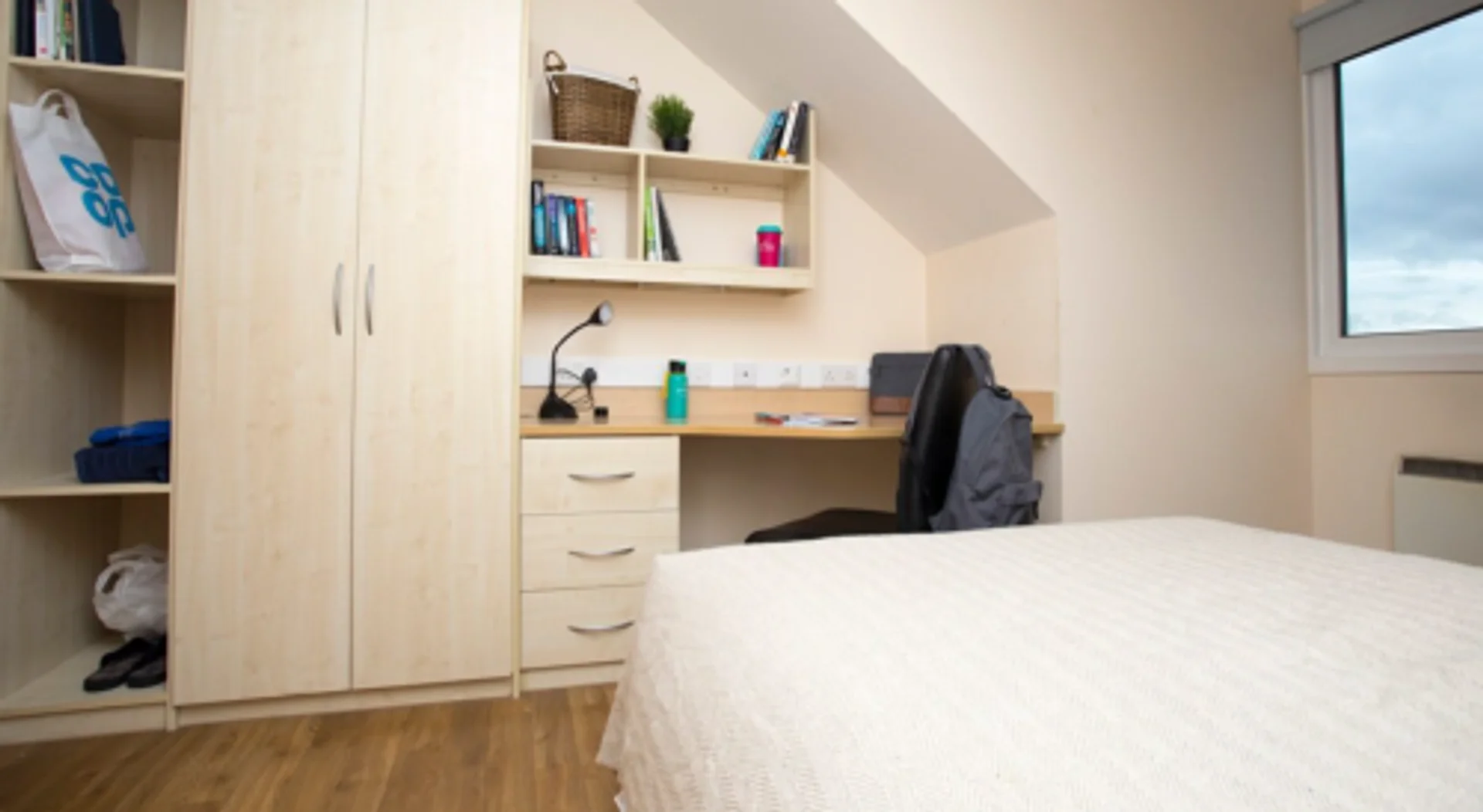 Quarto de estudante económico com localização conveniente em 
