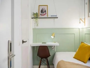 Stanza privata in residence in Calle de San Lorenzo, immagine 3 di 20