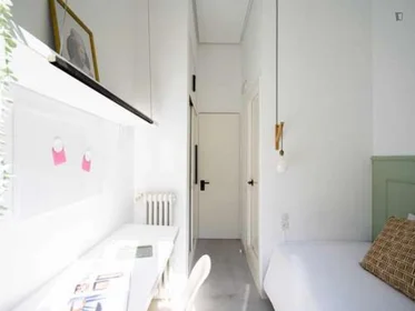 Stanza privata in residence in Calle de San Lorenzo, immagine 6 di 20