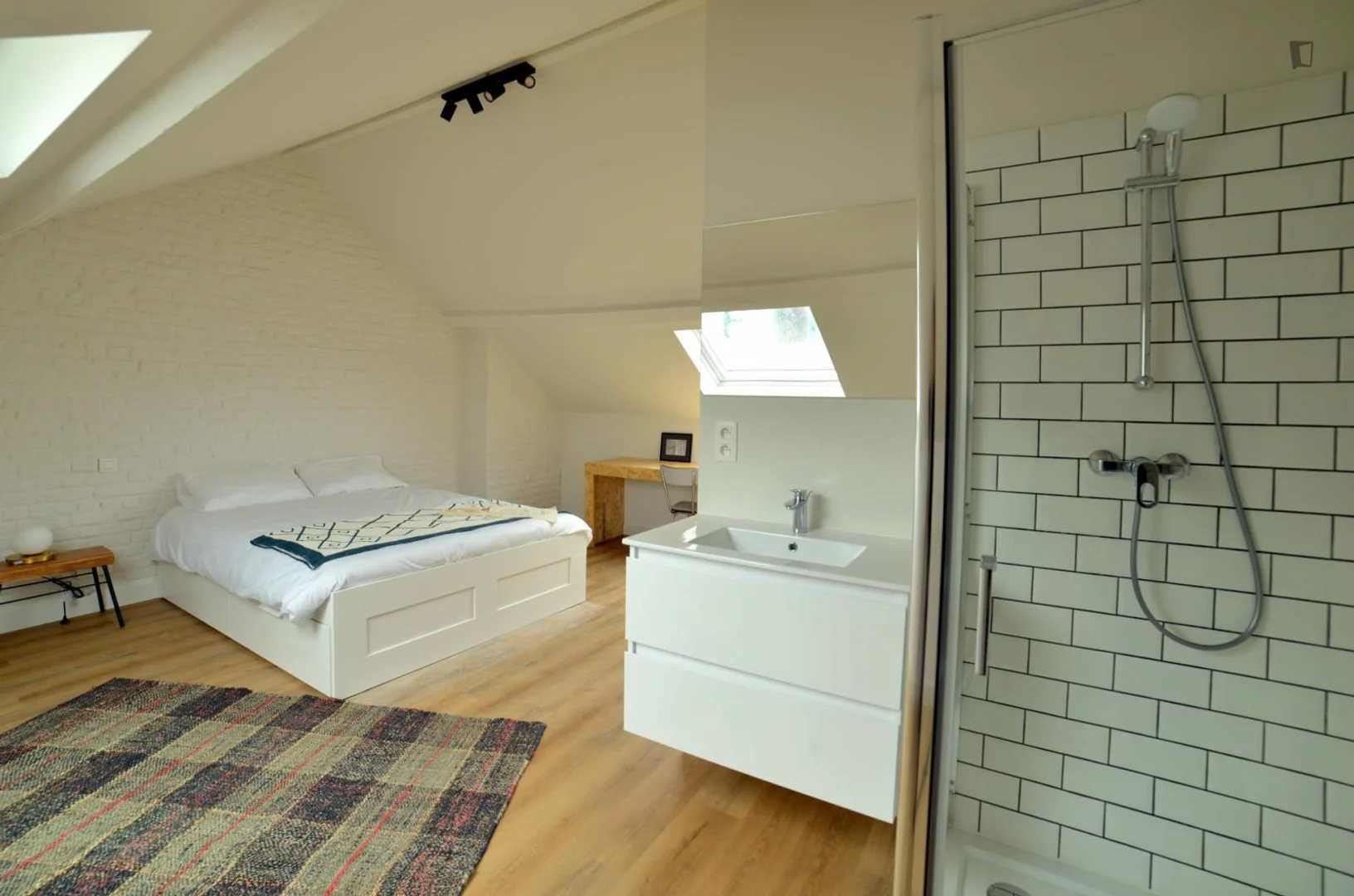 Functional student room perfect for studying in 