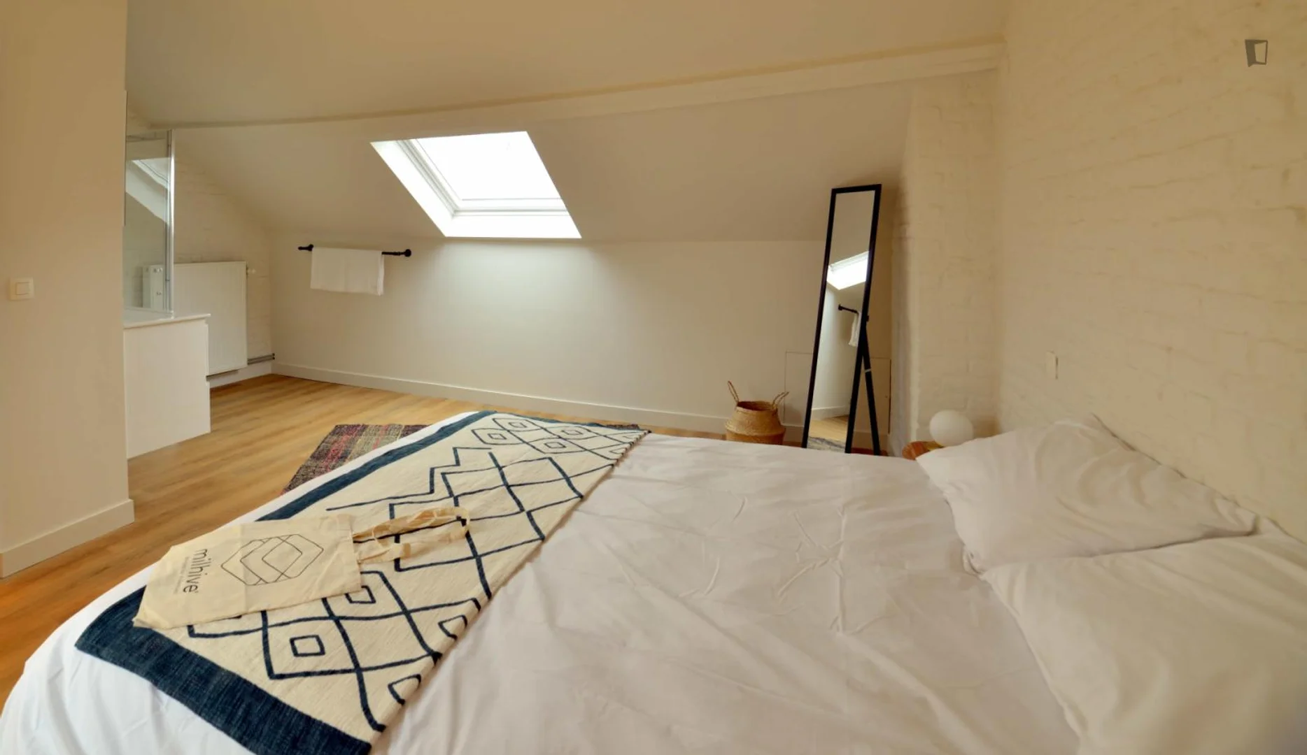 Economical student room with convenient location in 