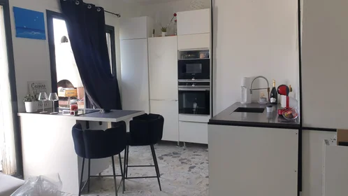 Private room at Rue Léo Lagrange, image 5 of 16